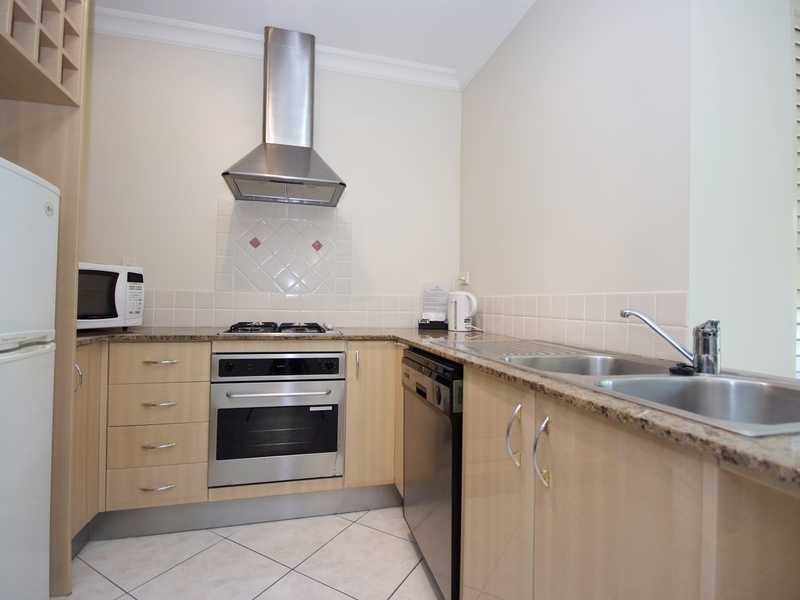 1016/2 Greenslopes Street, Cairns North QLD 4870