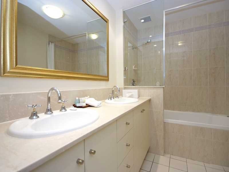 1016/2 Greenslopes Street, Cairns North QLD 4870