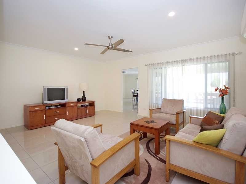 11 Huntley Cres, Redlynch QLD 4870