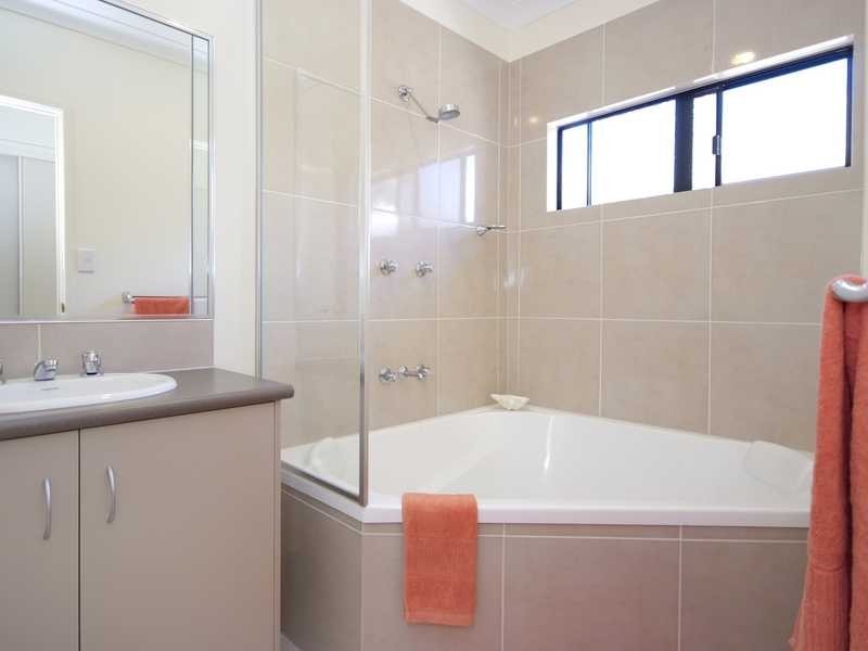 11 Huntley Cres, Redlynch QLD 4870