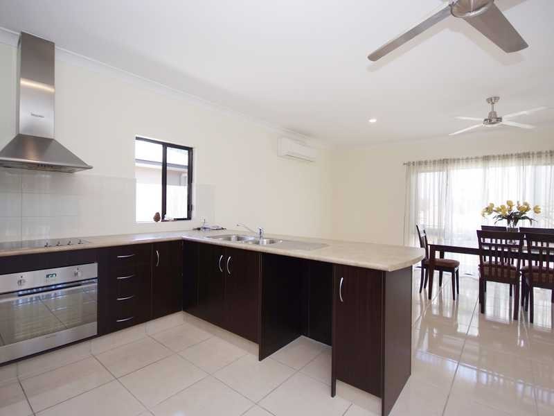 11 Huntley Cres, Redlynch QLD 4870