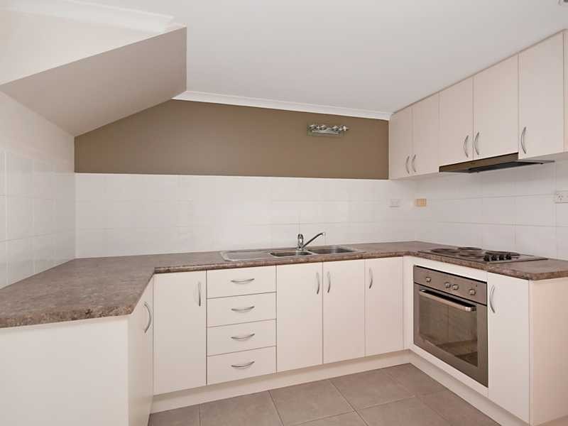 4/404 Mccoombe Street, Mooroobool QLD 4870