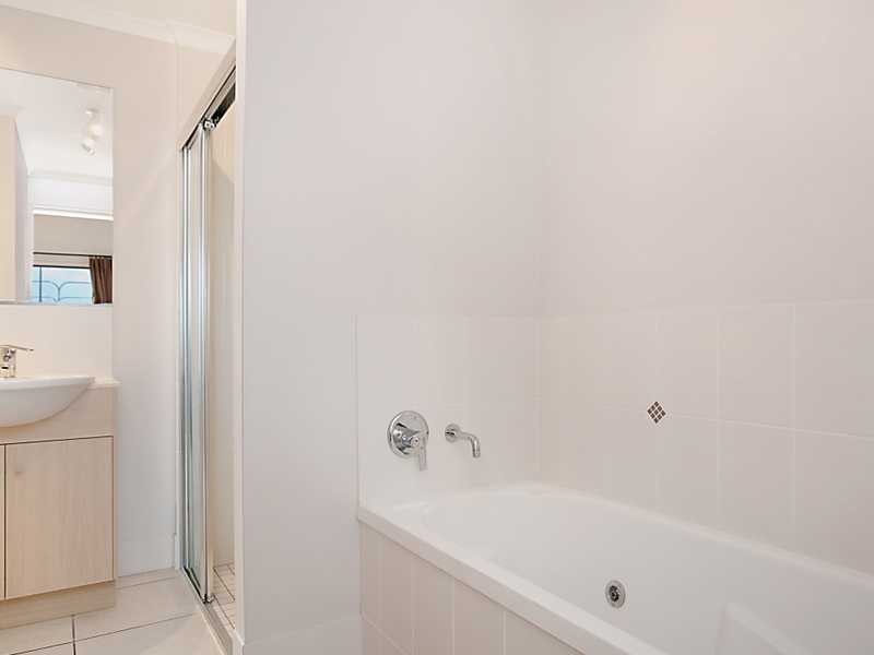 2/79 Spence Street, Cairns City QLD 4870