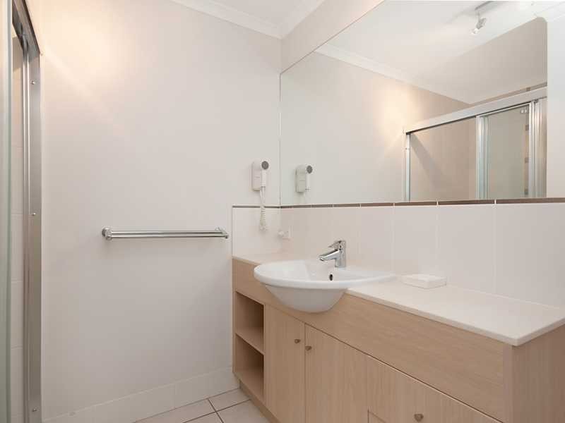 2/79 Spence Street, Cairns City QLD 4870