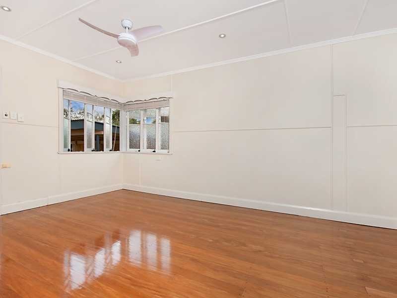 227 Lyons Street, Westcourt QLD 4870