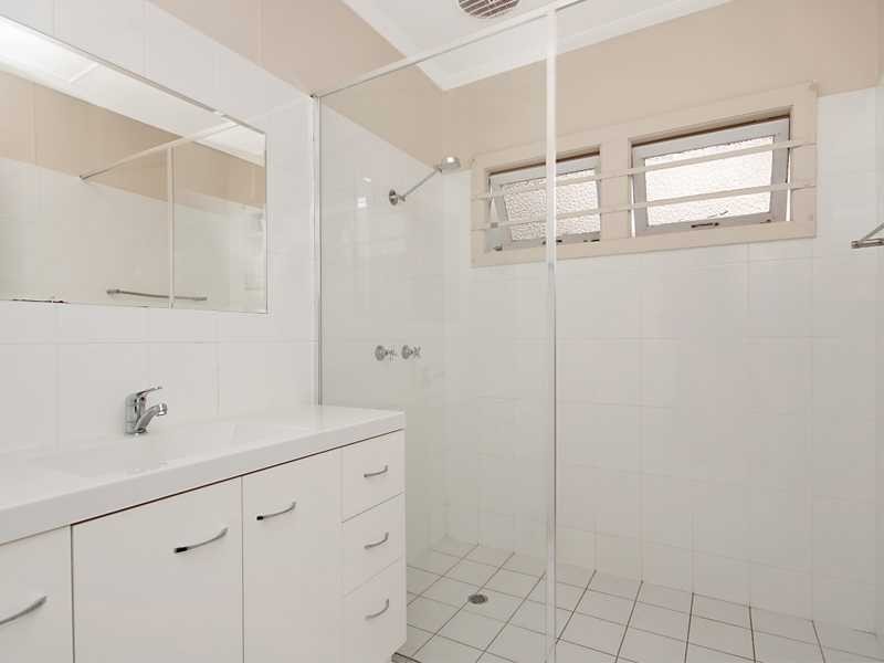 227 Lyons Street, Westcourt QLD 4870