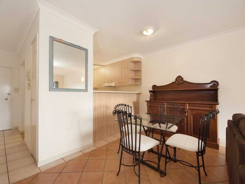 10/303 Lake Street, Cairns North QLD 4870