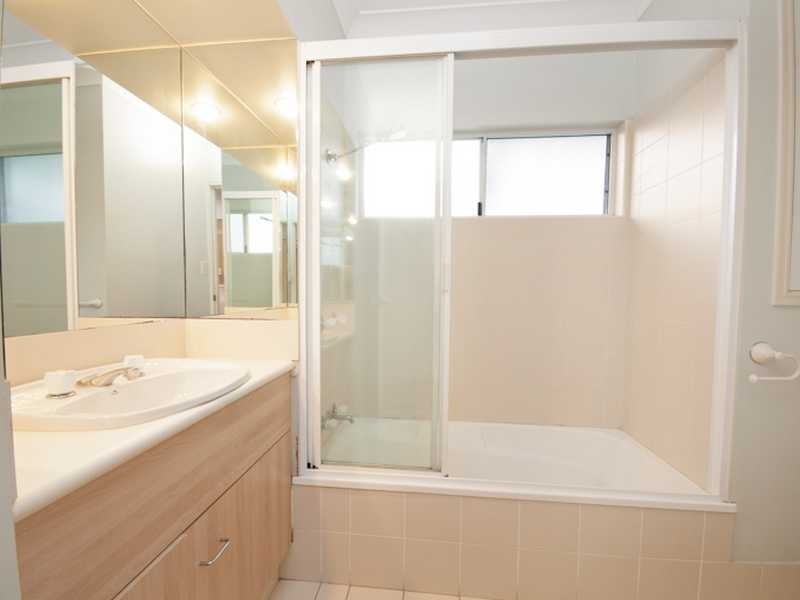 10/303 Lake Street, Cairns North QLD 4870