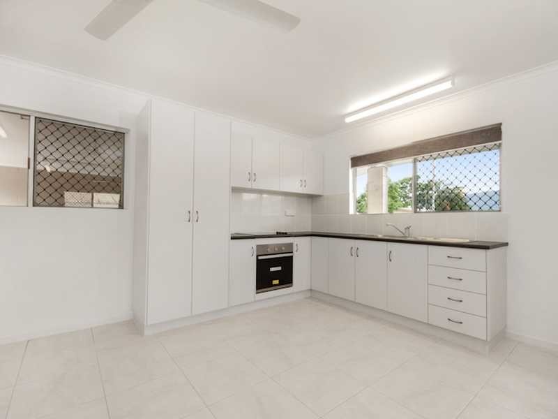 2 Veivers Close, Westcourt QLD 4870