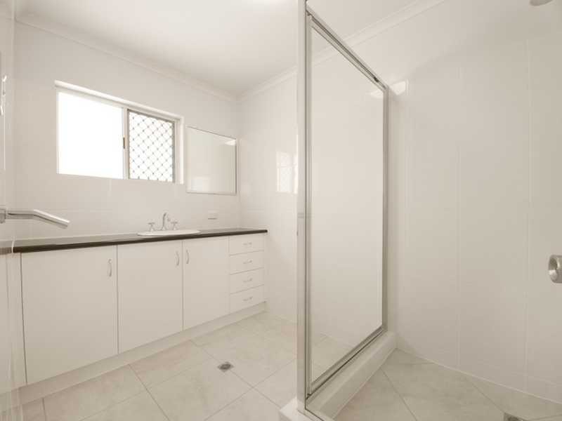 2 Veivers Close, Westcourt QLD 4870