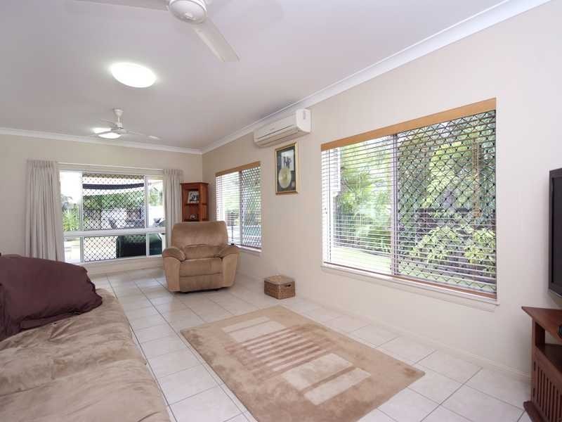 24 Bassett Street, Kanimbla QLD 4870