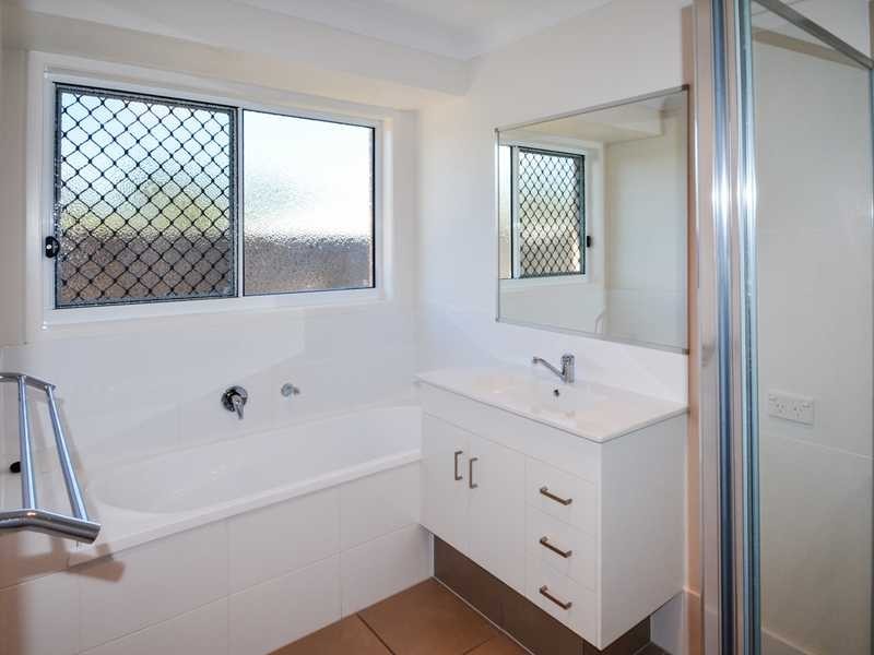 9 Lenthall Street, Boyne Island QLD 4680