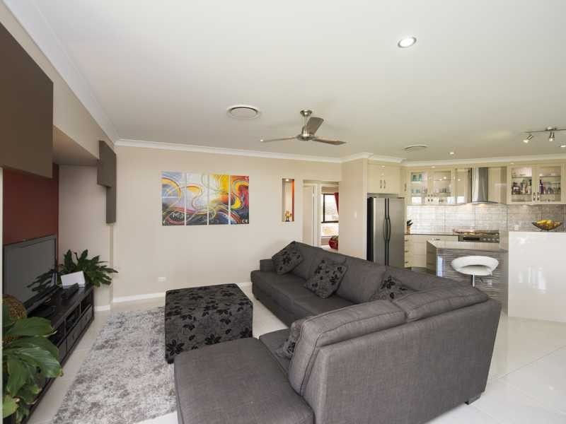 17 Valley Way, Boyne Island QLD 4680
