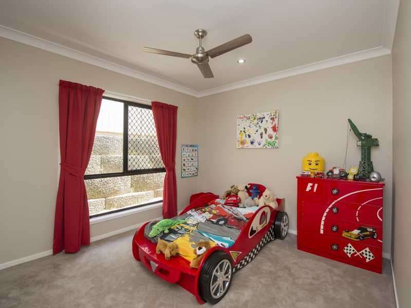 17 Valley Way, Boyne Island QLD 4680