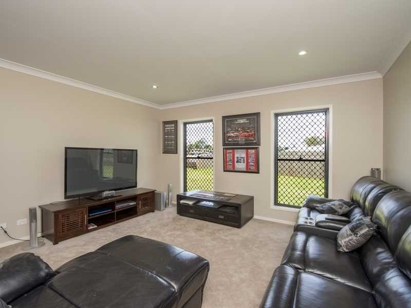 17 Valley Way, Boyne Island QLD 4680