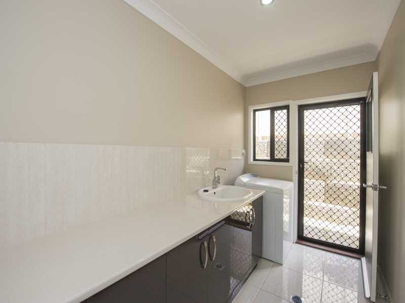 17 Valley Way, Boyne Island QLD 4680