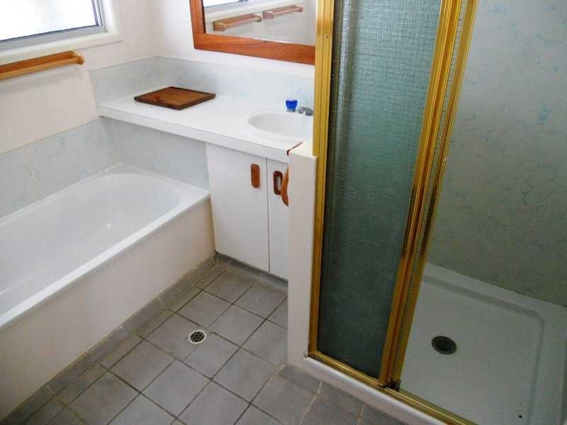 27 Crest Avenue, Boyne Island QLD 4680