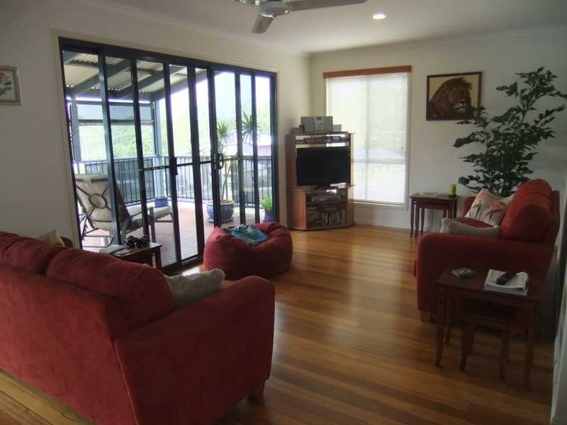 11 Mooring Place, Boyne Island QLD 4680