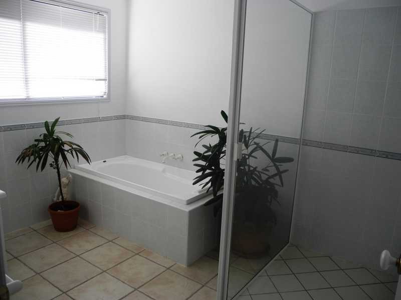 9 Curtis Avenue, Boyne Island QLD 4680