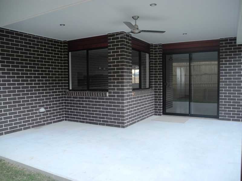 13 Valley Way, Boyne Island QLD 4680