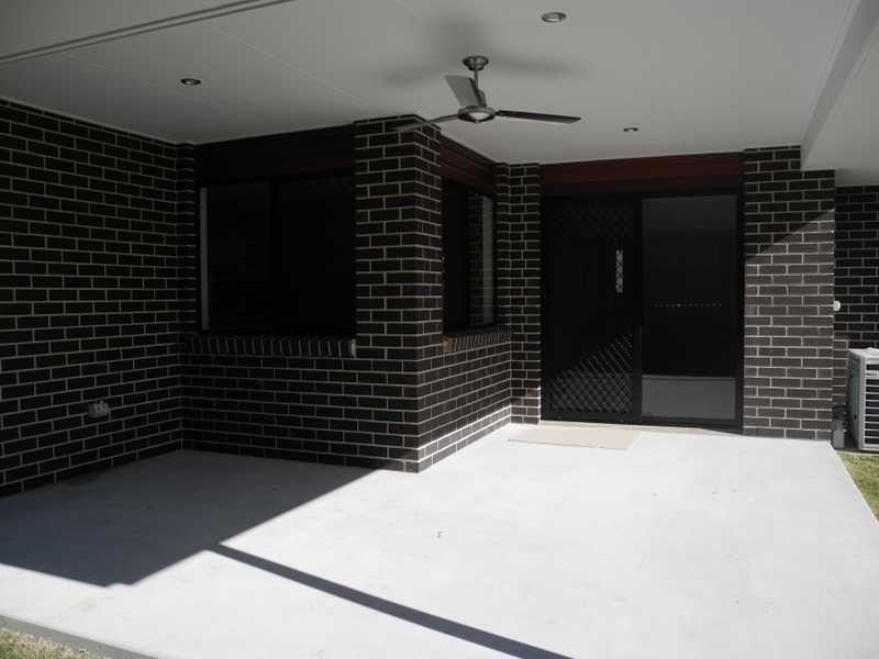 13 Valley Way, Boyne Island QLD 4680