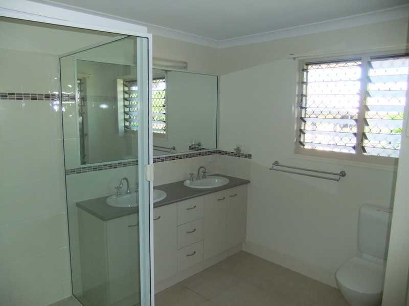 1 Jeana Court, Boyne Island QLD 4680