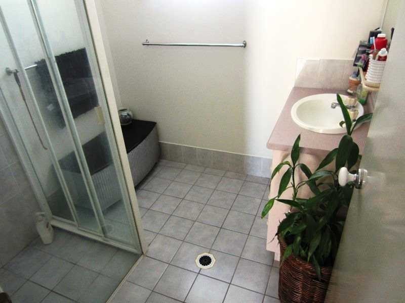 17 Centenary Drive, Boyne Island QLD 4680