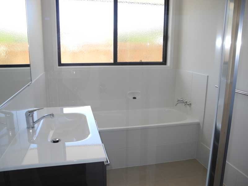 19 Jeana Close, Boyne Island QLD 4680