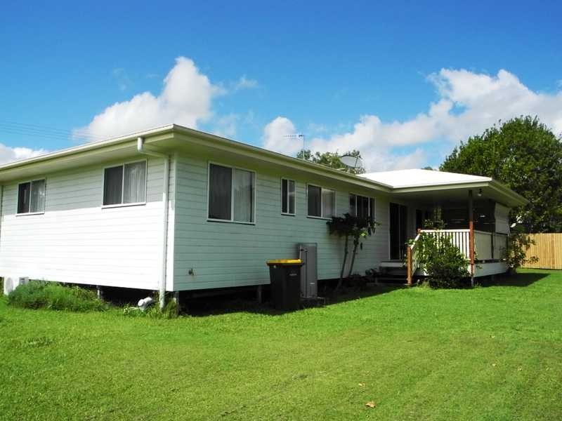 12 Hickman Street, Bororen QLD 4678