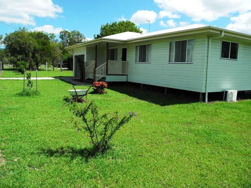 12 Hickman Street, Bororen QLD 4678