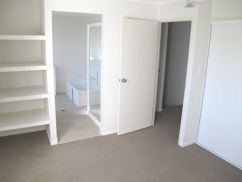 4/10 Arthur Street, Boyne Island QLD 4680