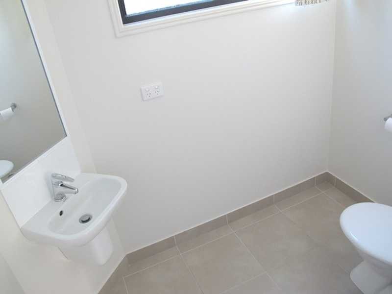 Apartment 2/10 Arthur Street, Boyne Island QLD 4680