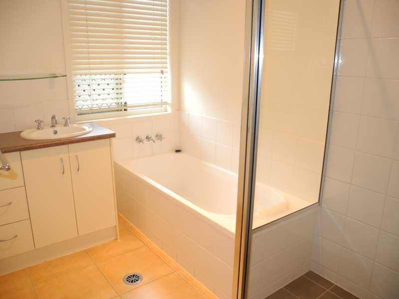 1 Viewpoint Way, New Auckland QLD 4680