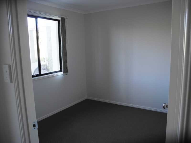 2/10 Arthur Street, Boyne Island QLD 4680