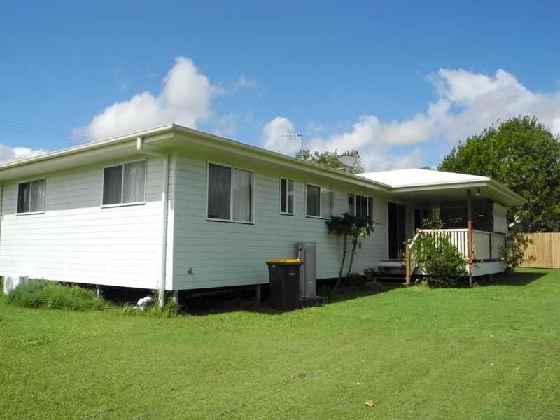 12 Hickman Street, Bororen QLD 4678