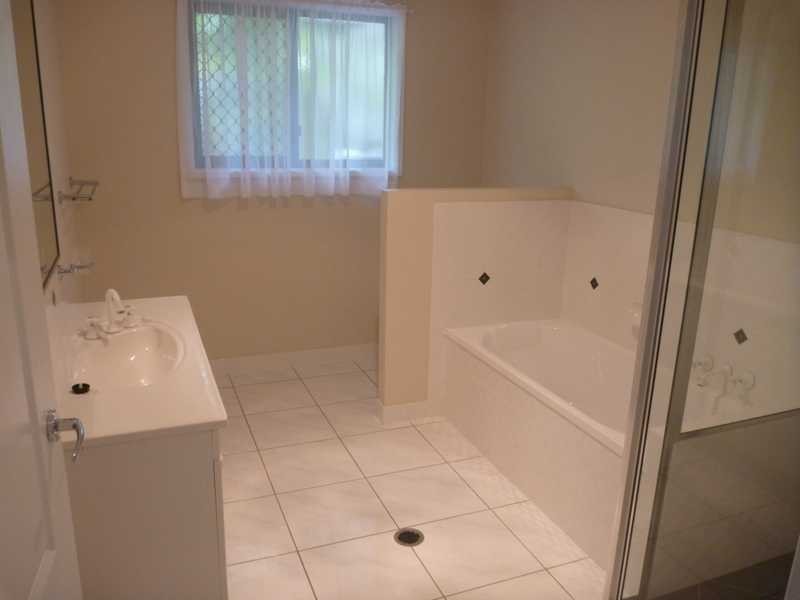 4 Jeana Close, Boyne Island QLD 4680