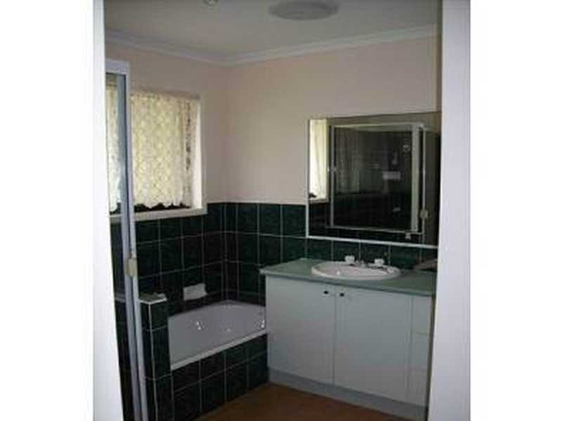 1 Belah Court, Boyne Island QLD 4680