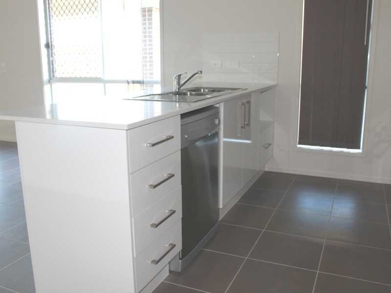 27 Koolivoo Parade, Boyne Island QLD 4680