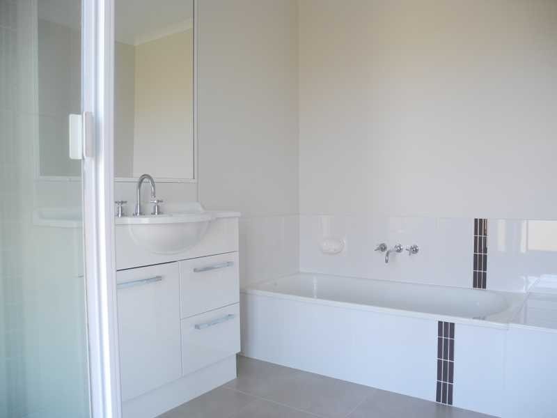 2/10 ARTHUR STREET, Boyne Island QLD 4680
