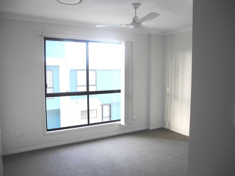 2/10 ARTHUR STREET, Boyne Island QLD 4680
