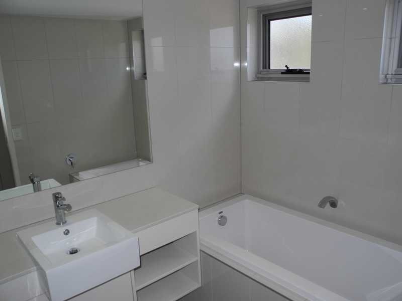4/2 The Promenade, Boyne Island QLD 4680