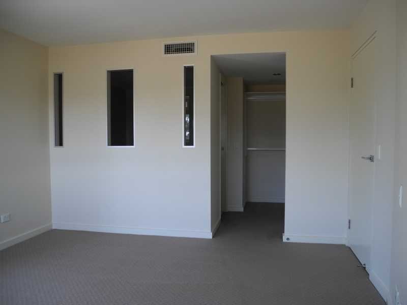 4/2 The Promenade, Boyne Island QLD 4680