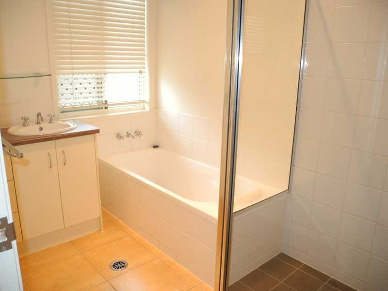 1 Viewpoint Way, New Auckland QLD 4680