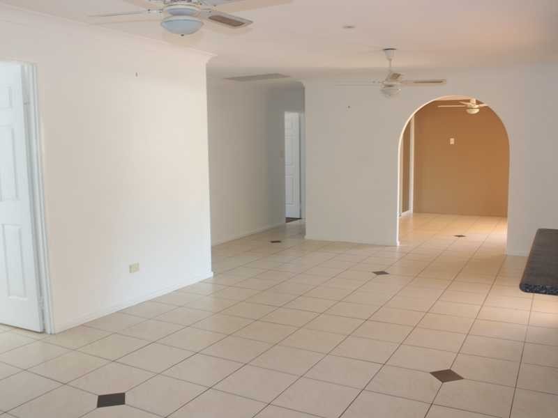 33 WYNDHAM AVENUE, Boyne Island QLD 4680