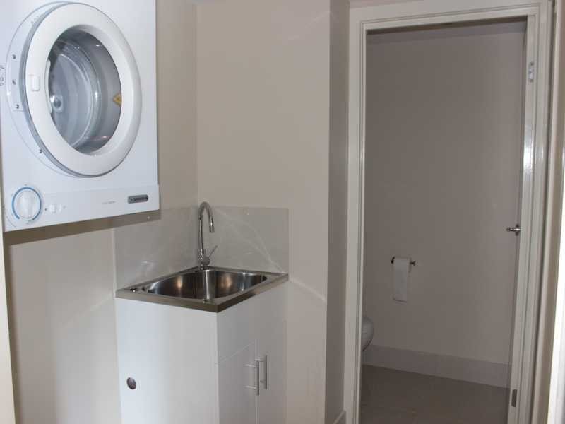 10 WYNDHAM AVENUE, Boyne Island QLD 4680