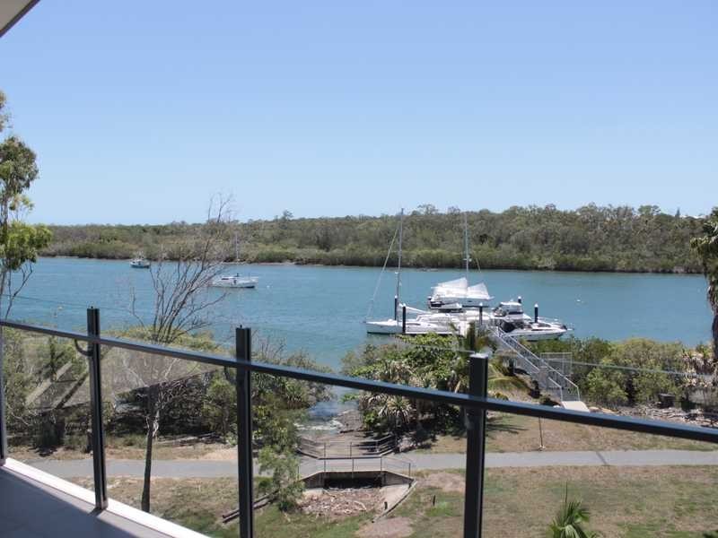 10 WYNDHAM AVENUE, Boyne Island QLD 4680