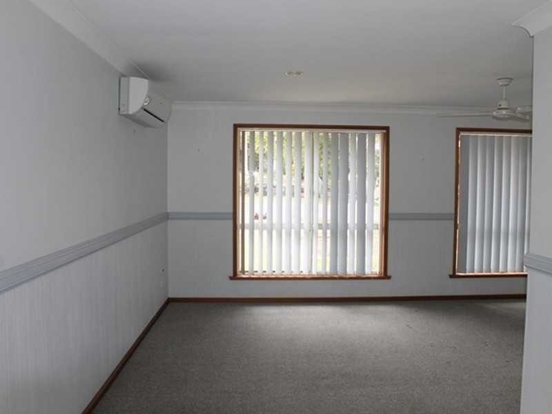 17 CURTIS AVENUE, Boyne Island QLD 4680