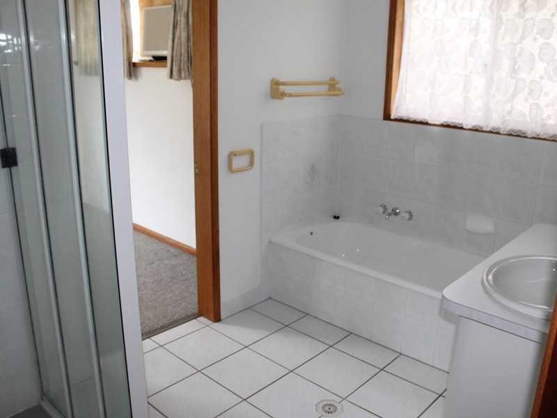 17 CURTIS AVENUE, Boyne Island QLD 4680