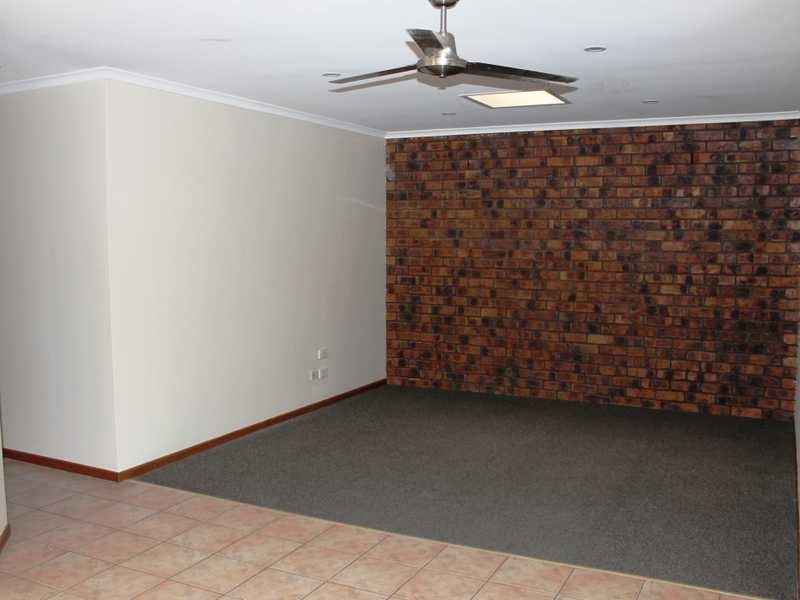 1/12 Chapple court, Boyne Island QLD 4680