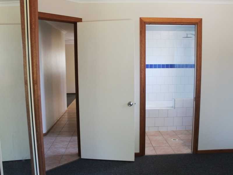 1/12 Chapple court, Boyne Island QLD 4680